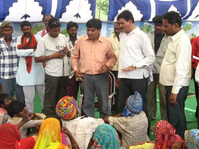 XertifiX-Chief-Inspector talking to the workers and their families