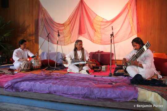 Pandit (Großmeister) Vikash Maharaj (Sarod) hat bereits seit den 80iger Jahren auch in Deutschland gespielt und ist gemeinsam mit vielen Jazzmusikern und vielen Popgrößen aufgetreten (u.a. Peter Gabriel, John McLaughlin, Herbie Hancock, Charlie Mariano). Er hält eine Musikprofessur in Kalifornien. Sein ältester Sohn (Tabla) ist ebenfalls Musikprofessor in Kalifornien und einen Musikwettbewerb der indischen Regierung mit 100.000 Teilnehmern gewonnen. Der jüngste Sohn, Abhishek Maharaj (Sitar) hat an der Benares Hindu University in Varanasi in 5 Instrumenten abgeschlossen mit einer Bestnote, die noch nie zuvor vergeben worden war. Er hat den Wettbewerb der indischen Regierung für den besten Saitenspieler in den letzten 6 Jahren 5x gewonnen - bei jeweils 100.000 Teilnehmern.