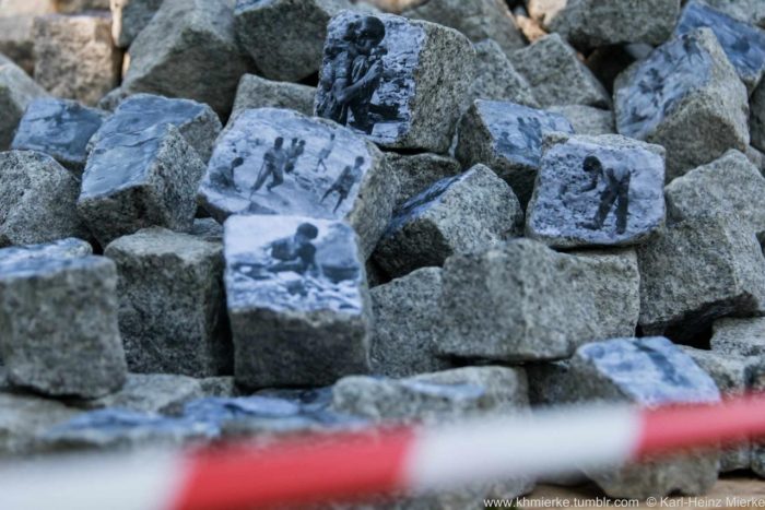 "einer dieser Steine kann helfen" by Gerda Waha, Kind im Steinbruch (05) – Bild 5