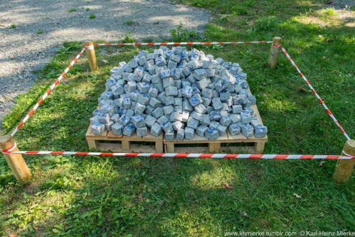 "einer dieser Steine kann helfen" by Gerda Waha, Kind im Steinbruch (05) – Bild 6