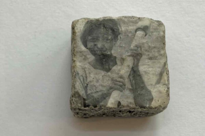 "einer dieser Steine kann helfen" by Gerda Waha, Mädchen mit Hammer (02)
